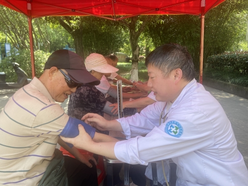 <strong>市二院：“党旗红”领航“健康行” 义诊常态化服务零</strong>